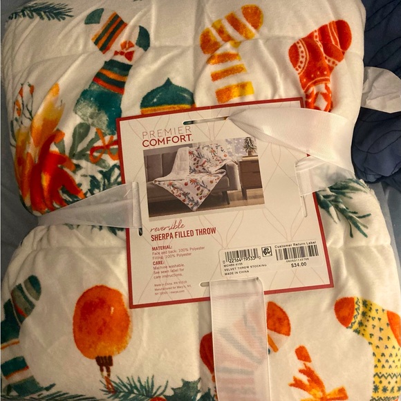Christmas Sherpa filled throw. Reversable ! So festive and cozy 50-60” NWT - Picture 2 of 4
